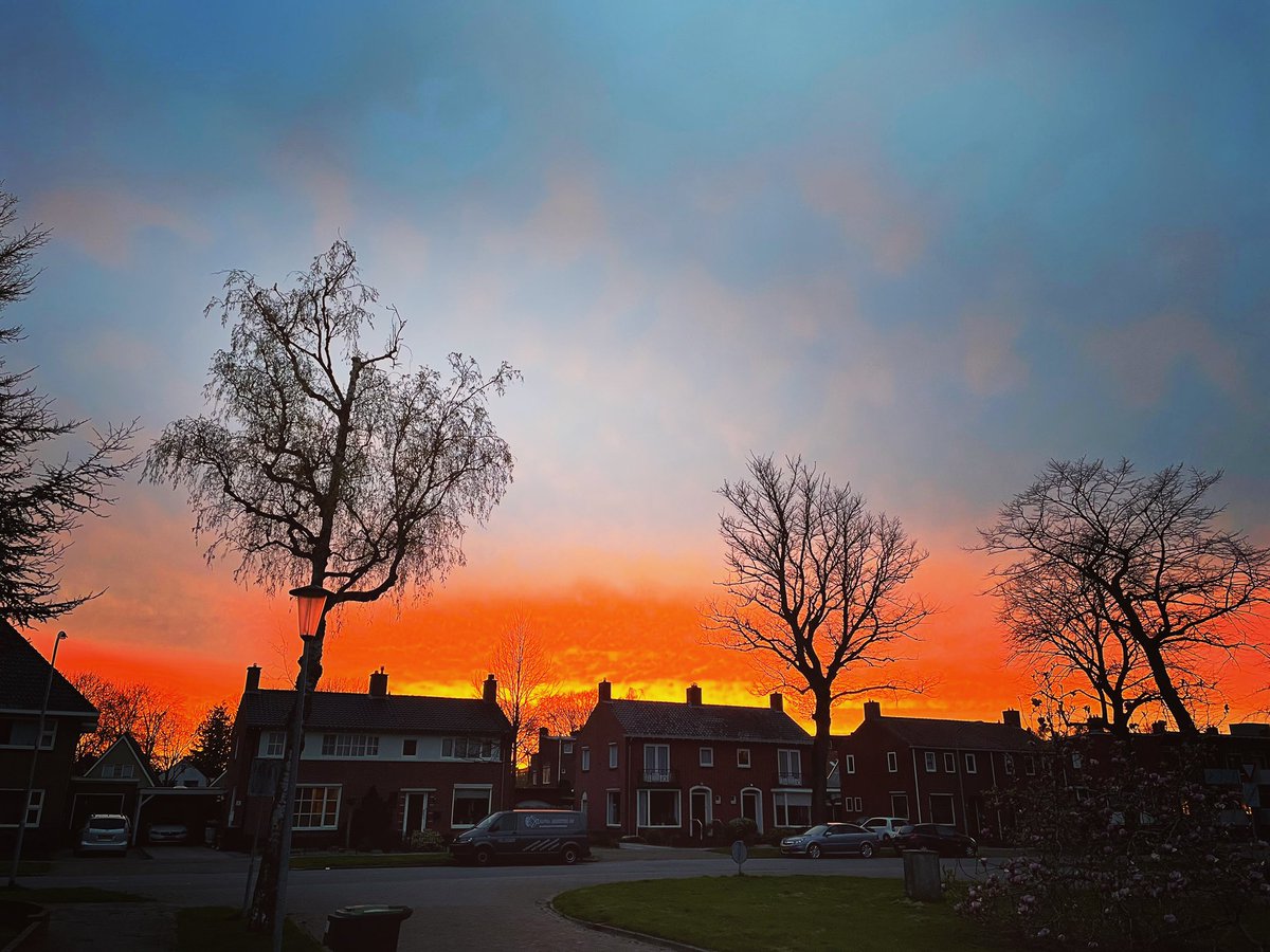 Gedeekens's tweet photo. Sky on fire in Oud Zuid Veendam @gemeenteveendam #skyonfire #avondrood https://t.co/Sn33w8w70W