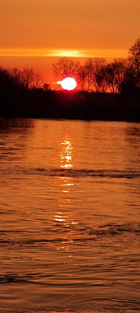 moonaaa's tweet photo. De zon zakte vurig in de #ijssel het snelstromende water kleurde mee.
#hetwasmeeenwoestgenoegen
#IJsselleven #zonsondergang #suntset
#sunsetboulevard https://t.co/UHrmkpPKGa