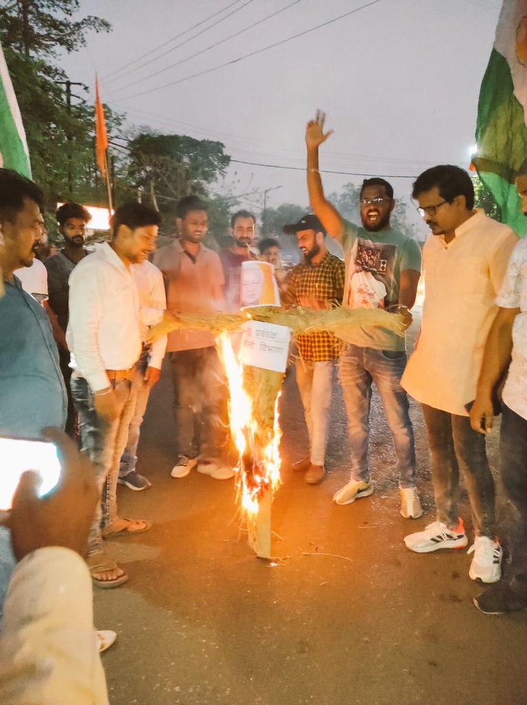 sawan_iyc's tweet photo. बाधित विद्युत आपूर्ति के खिलाफ आज डीवीसी चेयरमैन और पिछले 8 साल से कंबल तान कर सोने वाले धनबाद भाजपा सांसद आदरणीय @pnsinghdhanbad का पुतला दहन किया गया। @srinivasiyc @RahulGandhi https://t.co/XmOUkDLiP4