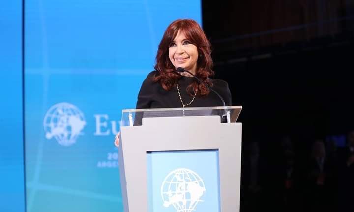 RodrigoOgasOk's tweet photo. " La desigualdades no son producto de la naturaleza. Son Producto de desiciones politicas. O Falta de desiciones politicas.
Ojo eh. Que no tomar desiciones tambien lo es" CFK ❤✌🏻🐧
FEO DIA PARA SER GORILA 
@CFKArgentina conduce ✌🏻 https://t.co/bVy9RqQrrf
