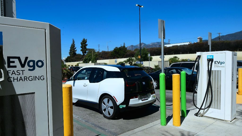 SFnewsnow's tweet photo. Following Newsom’s Plan, State Aims To Triple Sale Of Electric Cars By 2026 https://t.co/VrnySO14w6 https://t.co/bspph0fuKf