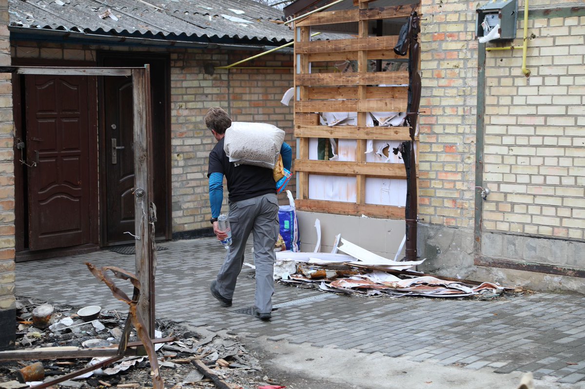 This #Ukrainian lady somehow survived the indiscriminate bombing of #irpin and she will not leave (she takes care of the local strays). She was overwhelmed when supplies arrived. It was such an emotional  moment to meet her. There is so much to do here 😔 #nowzadukraine