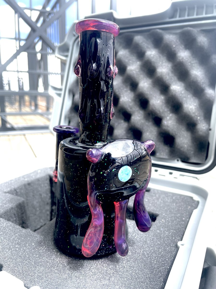 This Drippy Terp Taster is #availablenow on our website at a very special sale price for 04/20!

lyonsglassgallery.com/products/dripp…

#HeadyGlass #crushedopal #HighArt #CannabisCommunity #cannabisculture #smallbusiness #Colorado
