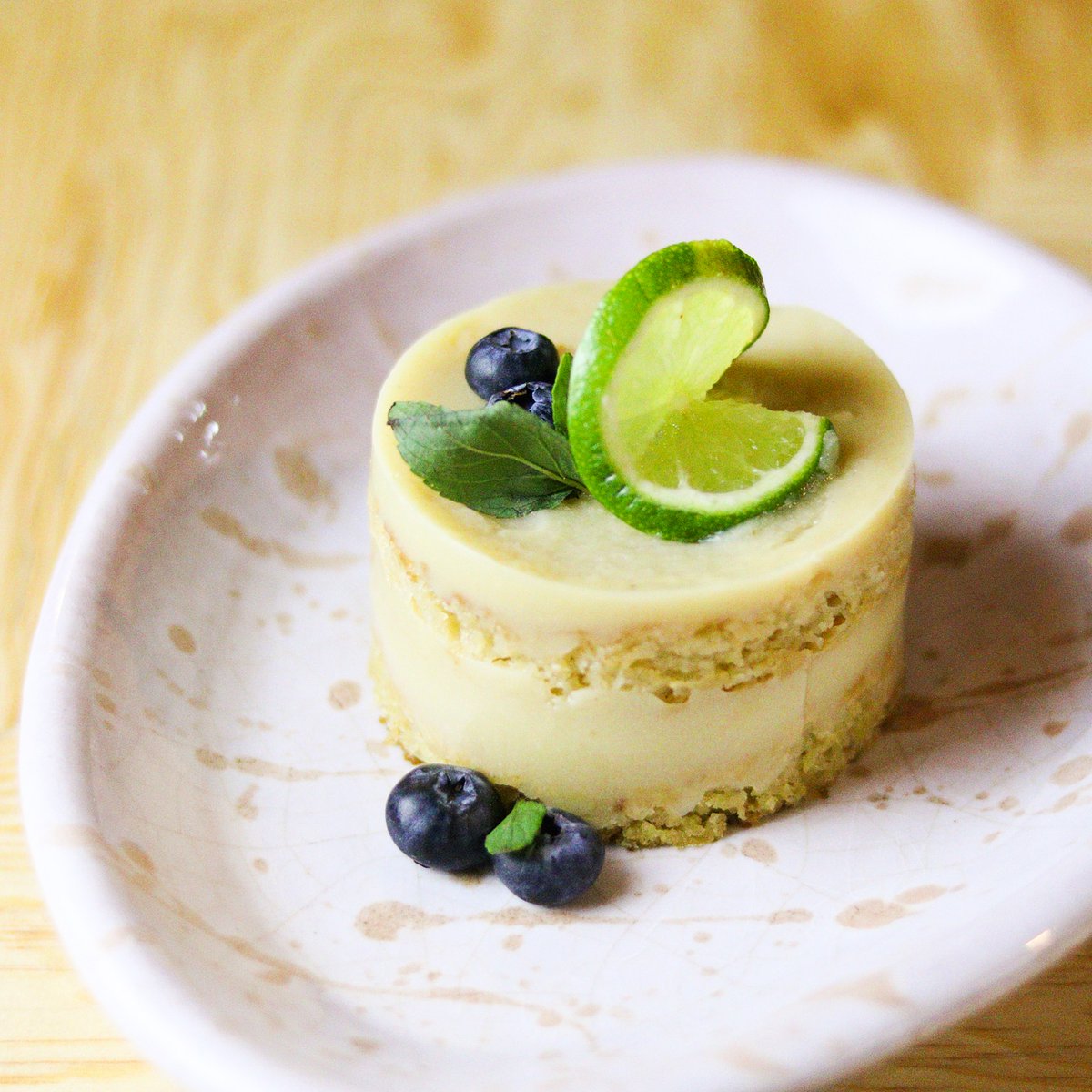 na_tlali's tweet photo. La Primavera trajo un nuevo postre que hace mucho tiempo queríamos hacer; Pastel de Limón 🍋🌿 fresco y frío para los días soleados y calurosos en nuestra terraza (nuestros favoritos) 😍.
#primavera #terrazas #terrazascdmx #pasteldelimon #natlali #plantbased #veganmexico https://t.co/V71O9eEUAV