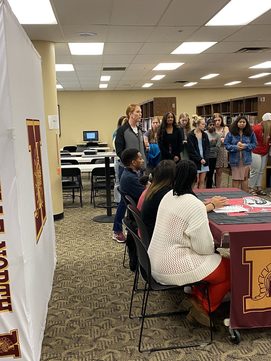 NorthWarriorsAD's tweet photo. Big congrats @caitlynmeier23 🥎 and Alana Alexander 🏐 for signing to continue their careers at @FightingMuskies!!

@wn_softball @WNorthVb 

#ALLN🥎🏐 https://t.co/2HOCemeWmO