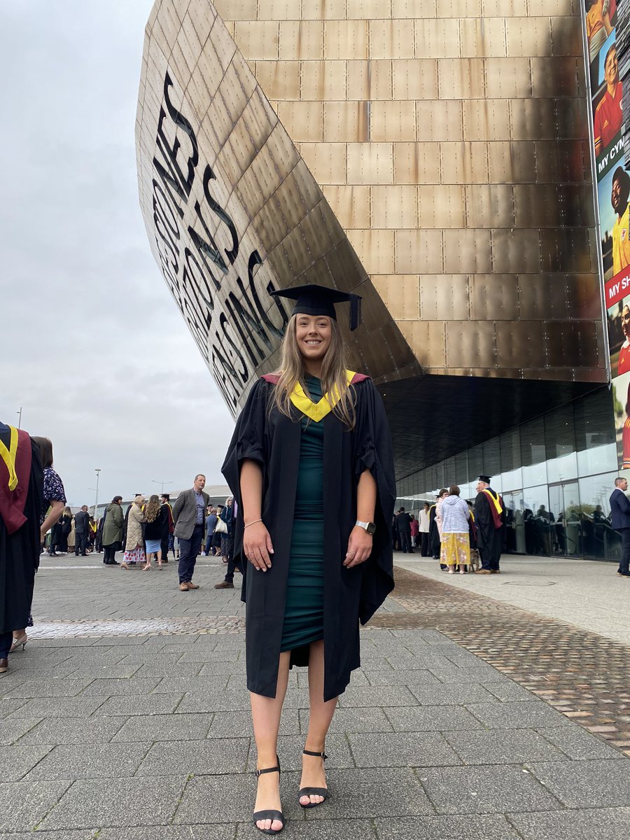 _cerysdavies's tweet photo. Wedi graddio o’r diwadd (2 flynedd yn hwyr). 4 mlynedd ffantasig yn @metcaerdydd 🏹

Finally graduated (2 years late). Had a fantastic 4 years @cardiffmet 🏹 https://t.co/MmgRESl3u6