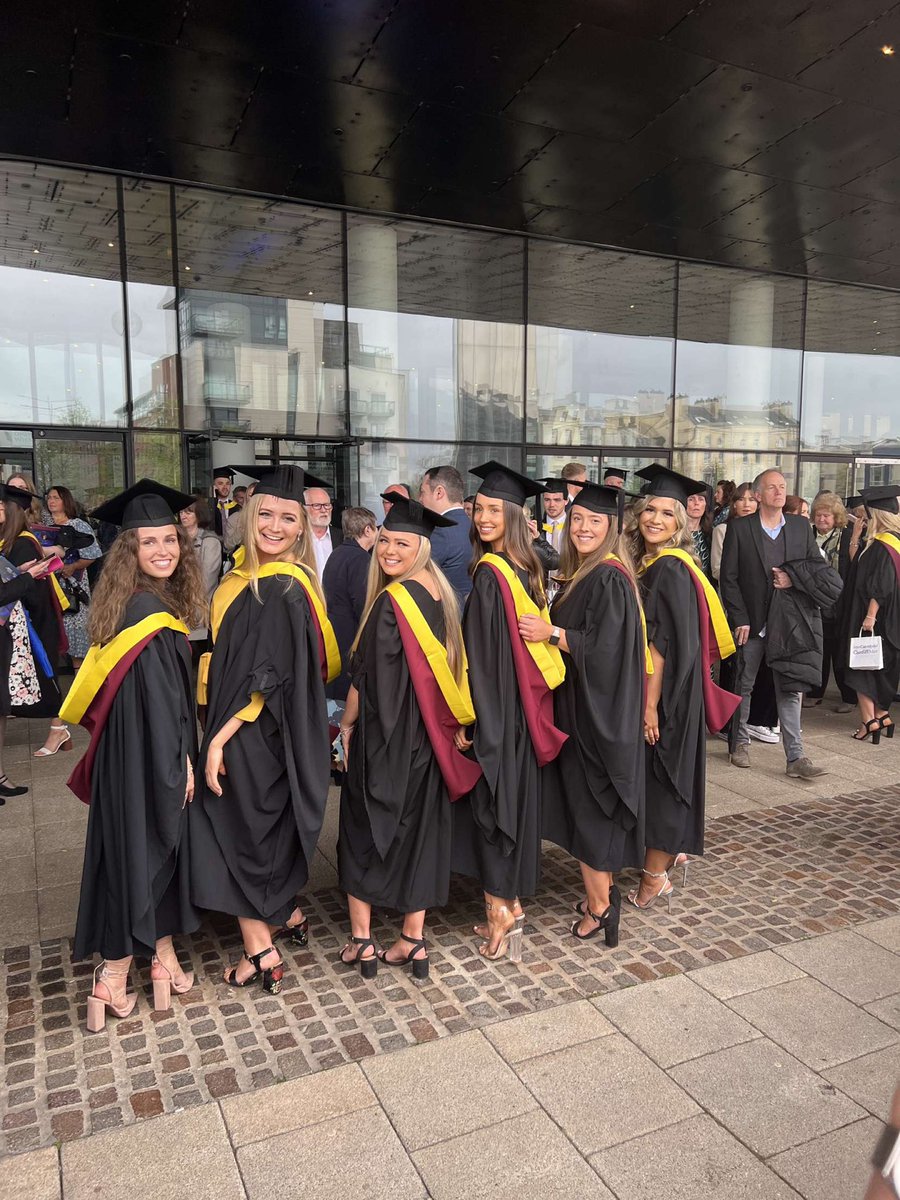 Wedi graddio o’r diwadd (2 flynedd yn hwyr). 4 mlynedd ffantasig yn <a href="/metcaerdydd/">Prifysgol Metropolitan Caerdydd</a> 🏹

Finally graduated (2 years late). Had a fantastic 4 years <a href="/cardiffmet/">Cardiff Metropolitan University</a> 🏹