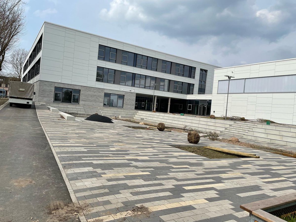 silkereinders71's tweet photo. So schön! Die neuen Schule wird! Drinnen sieht es natürlich viel besser aus. Aber das Außengelände ist ja auch wichtig. https://t.co/xNCcNzvqOW