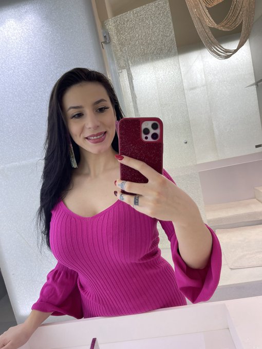 Black or Pink?  🖤💞🖤💞🖤💞 https://t.co/zslDhkbSGk<a href="/tag/nellykent"class="tags"><span>#nellykent</span></a>