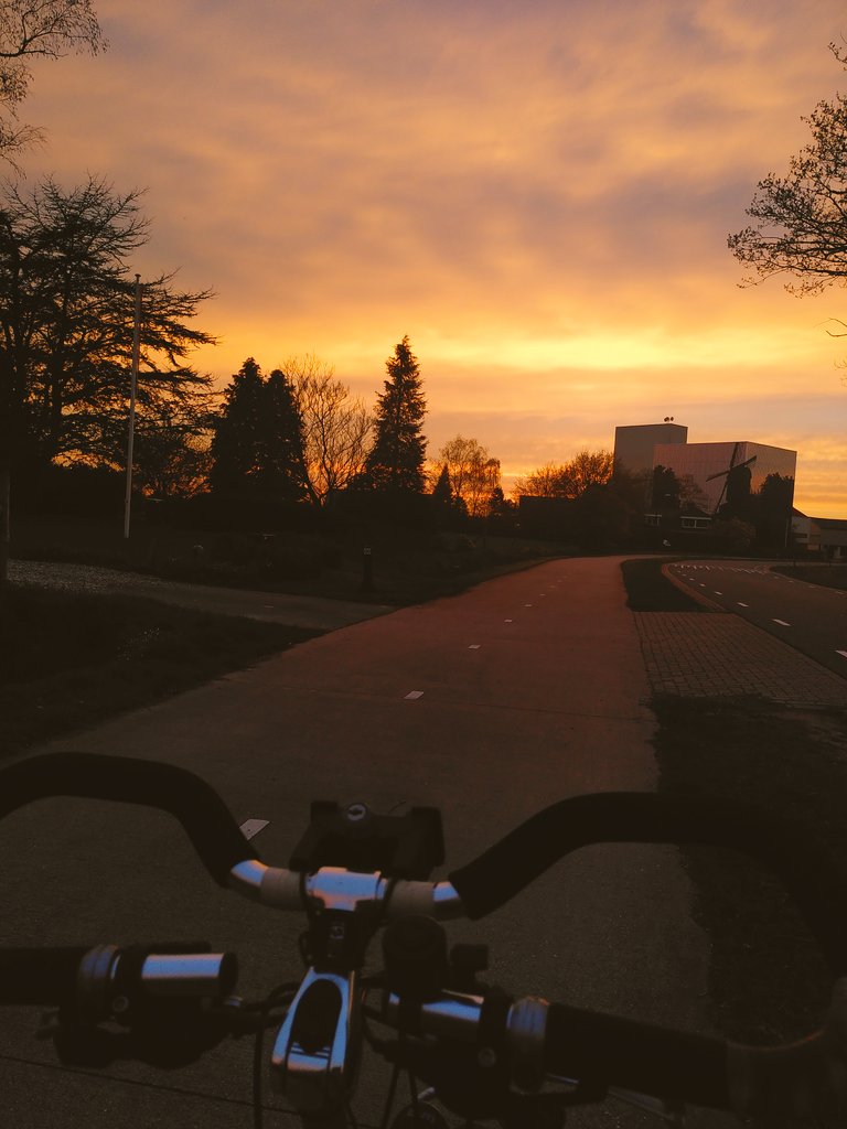 Op weg naar huis na wethouders spreekuur.
#fijnegesprekken #lekkeropdefiets #mooiLeusden