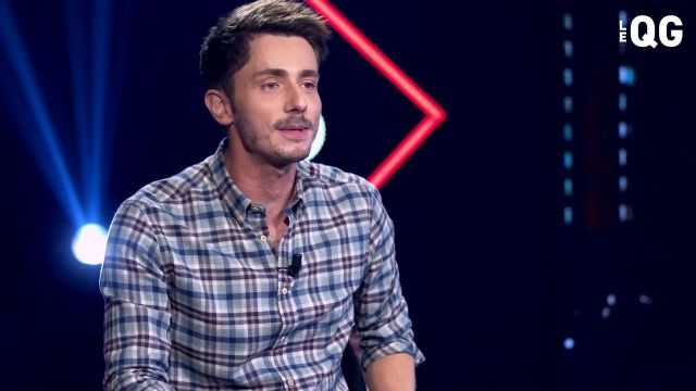 MrKaiz's tweet photo. "Yes Alain Soral, merci d'être dans le QG. Alors j'ai vu ton CV et truc assez chaud, t'as séché un trimestre entier d'arts plastiques en 4e !" https://t.co/WamysdD1J7