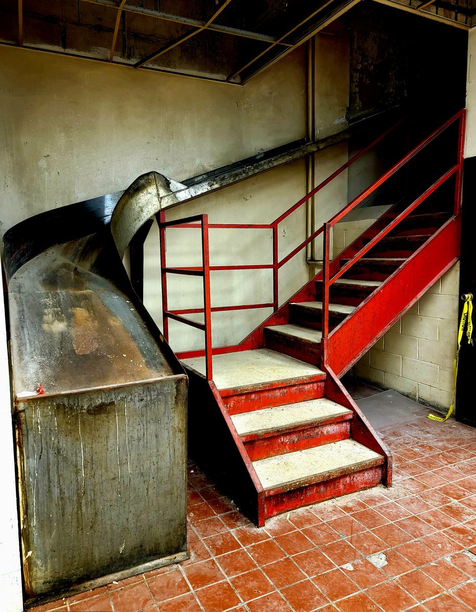 Knife_guy87's tweet photo. Abandoned Greyhound Station with Power! https://t.co/6kyIAkAufr https://t.co/fepaqYiIXK
