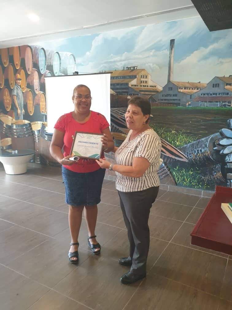 AMA_CUBA's tweet photo. Reunión Nacional de @AMA_CUBA y sus centros subordinados, la Presidencia reconoce el desempeño durante 2021 de los Directores de #JBLasTunas y el #CDM y de como Cuadros Destacados a las Directoras de #BIOECO, #UPSA y #JBCupainicú.
#MedioAmbiente
#CienciaCubana
#Desarrollo https://t.co/0tJo07N0w8