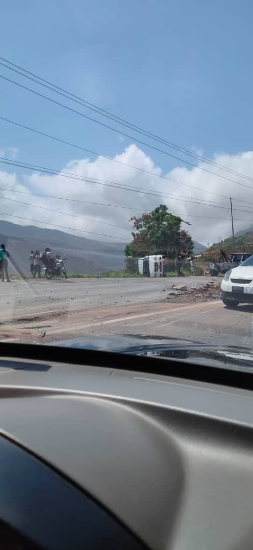 Precaución, accidente en la autopista Caracas/LaGuaira en la aut. Camión perdió el control y volcó en la vía pasando al otro sentido de la autopista. Se maneja 9 lesionados y 1 fallecido. 1 vehículo al chocar se fue hacia el barranco. Personal de Protección Civil, Bomberos
