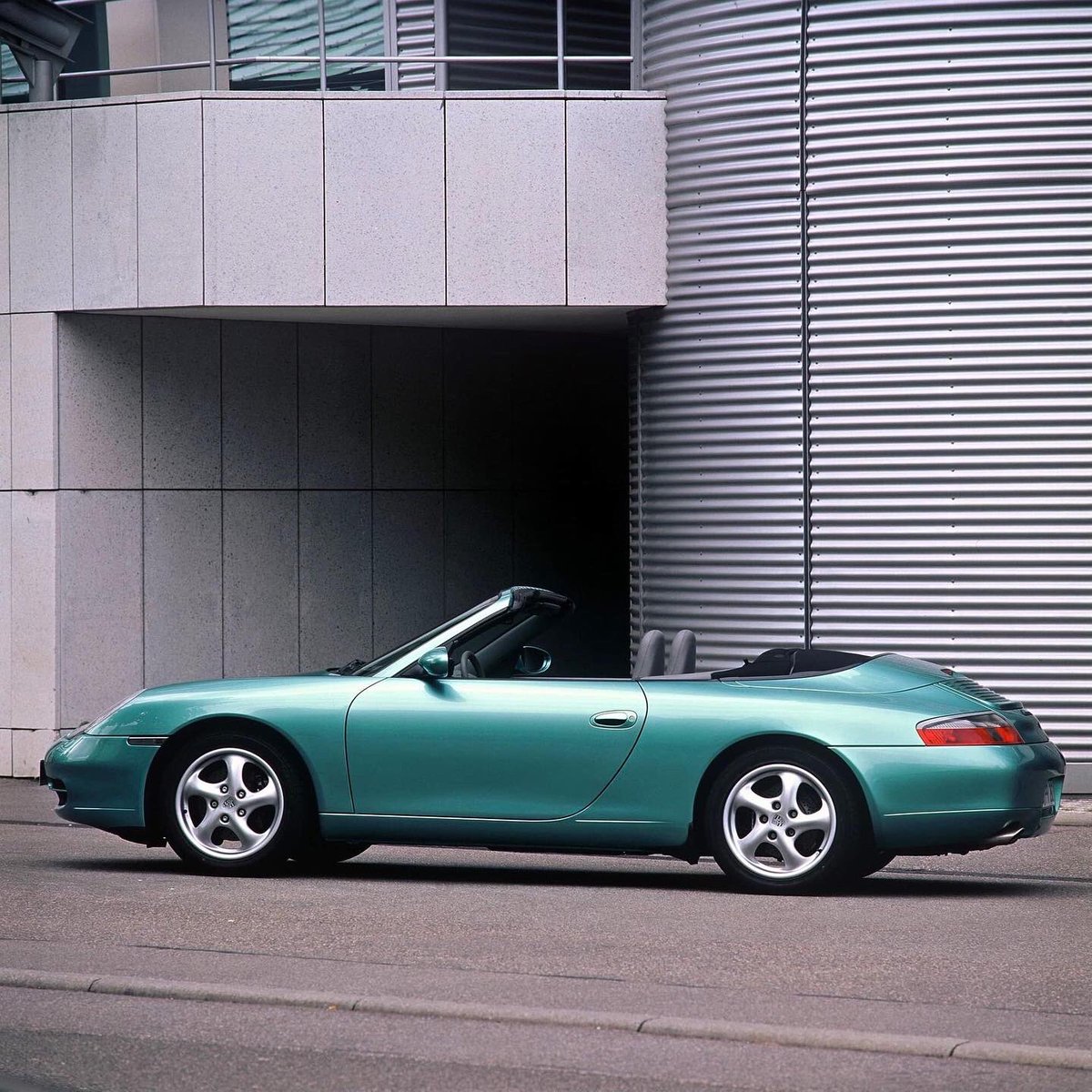 PorscheHellas's tweet photo. Σαράντα χρόνια Porsche 911 Cabriolet.
📸 #PorscheMuseum
#PorscheHellas #Porsche #Porsche911Cabriolet #TimelessMachine #motodynamics #MoveExperienceLive https://t.co/W9WTb6rHTD