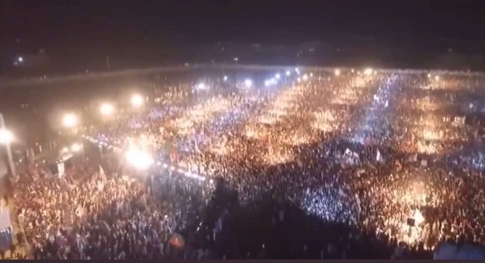 Maman_jee's tweet photo. After watching this maryam nawaz be like : log kahan hai ? 🤔
My personal suggestion for her : 
Apne liye imported contact lenses👀 bhi mangwa.. lo afaaqa hoga 😂✌
#PeshawarJalsa #امپورٹڈ_گورمنٹ_نامنظور 
#PeshawarJalsaPti 
@PTIofficial https://t.co/ySi8SqedGu