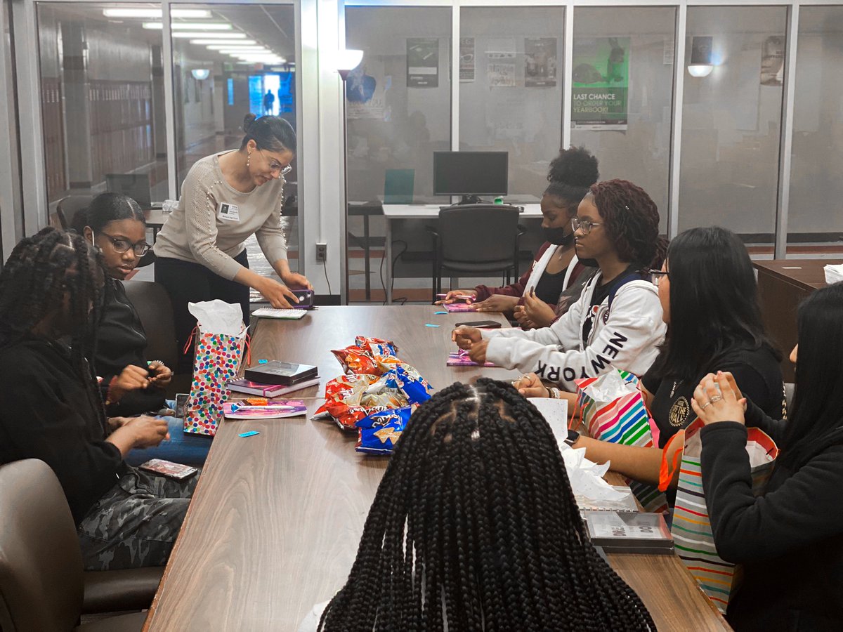 FirstStateCAA's tweet photo. Today’s Teens with Goals Program was held at Milford High School. Special guest Veronica Pitts of Restored Hope Financial Services came in to empower the teens as she shared her wisdom in a discussion called “What I Wish Someone Would Have Told Me”.
#communityactionworks https://t.co/pRNMV3imeR