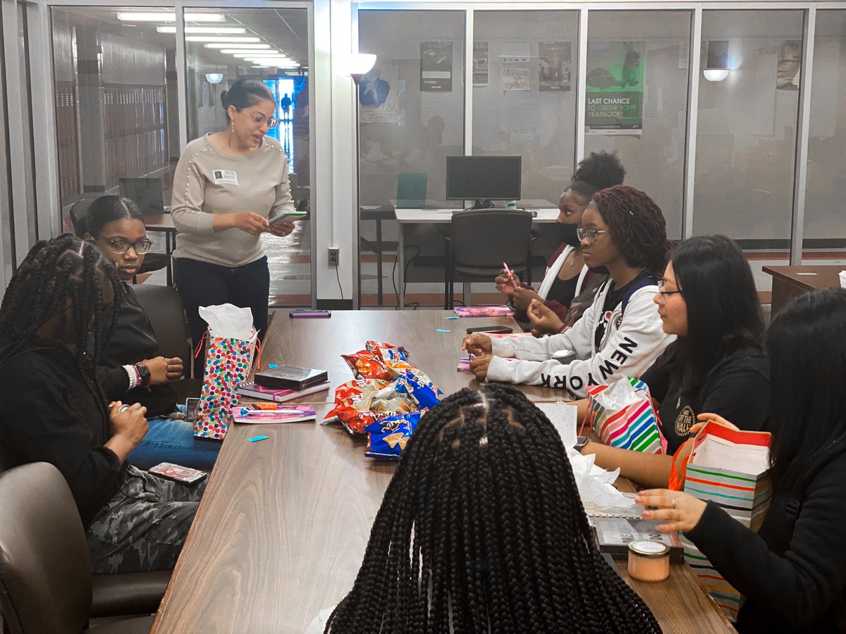 FirstStateCAA's tweet photo. Today’s Teens with Goals Program was held at Milford High School. Special guest Veronica Pitts of Restored Hope Financial Services came in to empower the teens as she shared her wisdom in a discussion called “What I Wish Someone Would Have Told Me”.
#communityactionworks https://t.co/pRNMV3imeR