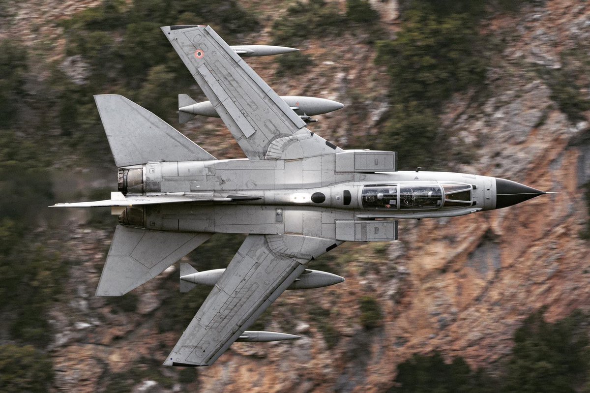 padouche's tweet photo. @ItalianAirForce Panavia Tornado low level in Greece ๐ค #italia #AirForce #iniochos22 #Greece #avgeek https://t.co/iyYS3W4Lm5
