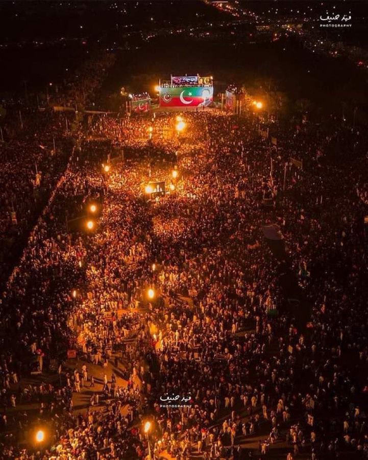 newsreader1288's tweet photo. These are neither voters of Khan nor supporter, but a Nation made by Khan 🙌
#PeshawarJalsa https://t.co/txmdB3iBpT