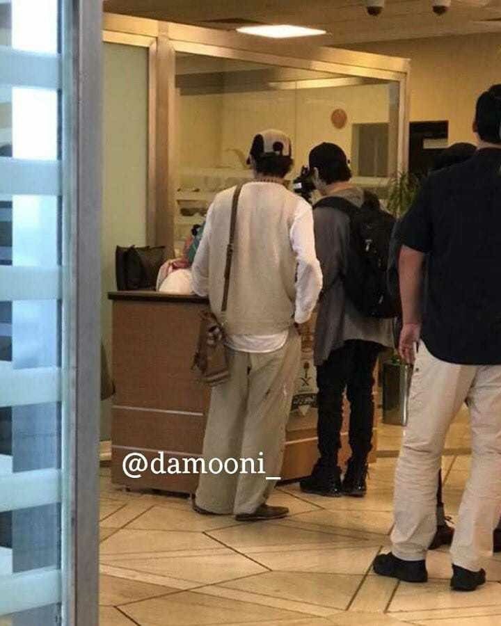myu_kookv's tweet photo. This airport Taekook :( https://t.co/iidRAhqLOL