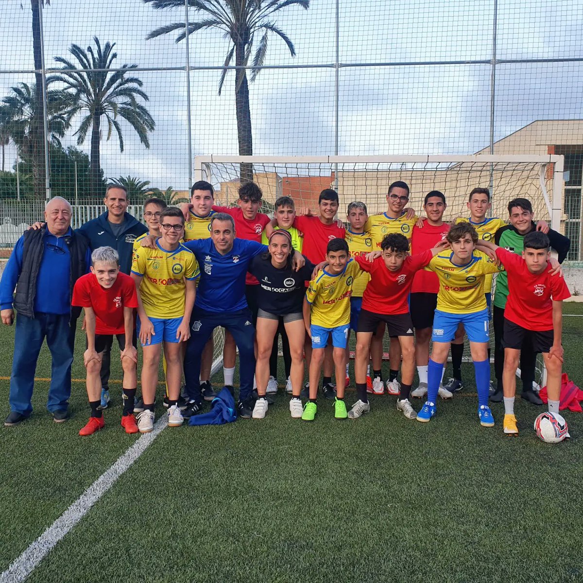 Y aprovechamos en las vacaciones de semana santa para jugar las categorias benjamín, alevin, infantil, cadete y juvenil unos partidos amistosos contra nuestros paisanos de SALESIANOS DE PUERTOLLANO y después todos disfrutamos de unos buenos bollos con chocolate. 🔴⚽️