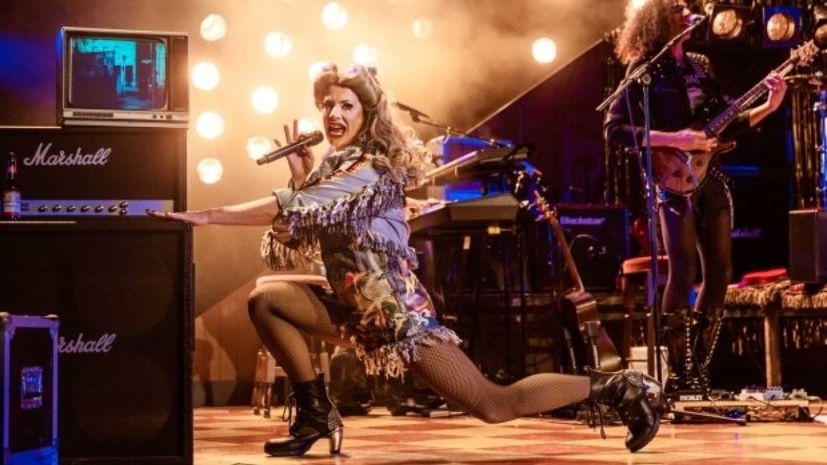 Finally back home after seeing #HedwigandtheAngryInch at @LeedsPlayhouse. @Divinadecampo and the whole cast deserve ever ounce of praise they get (and more). It was well worth the eight hour round trip.