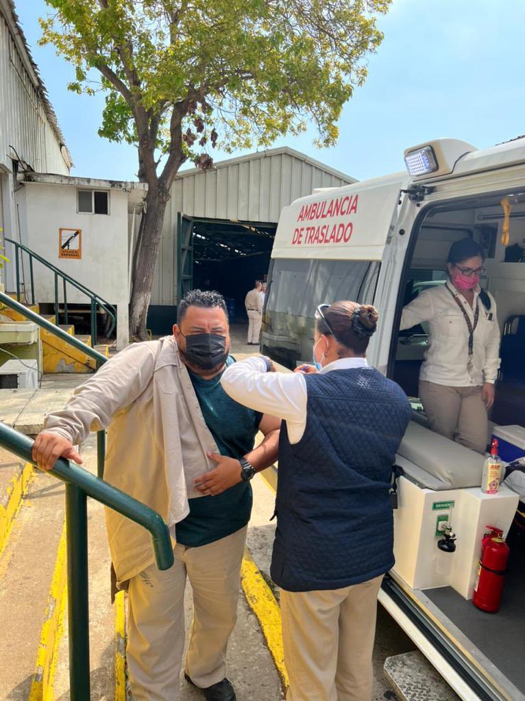 RLehmannMD's tweet photo. 📢 Todas y todos a vacunarse vs el #COVID19

💉💪🏼Comparto fotos de algunos de los modulos de vacunación que implementamos en las terminales de almacenamiento y reparto de PEMEX.

No te quedes sin la vacuna!!!

#ServiciosdeSalud 
#PEMEX https://t.co/eATXiTzwHh