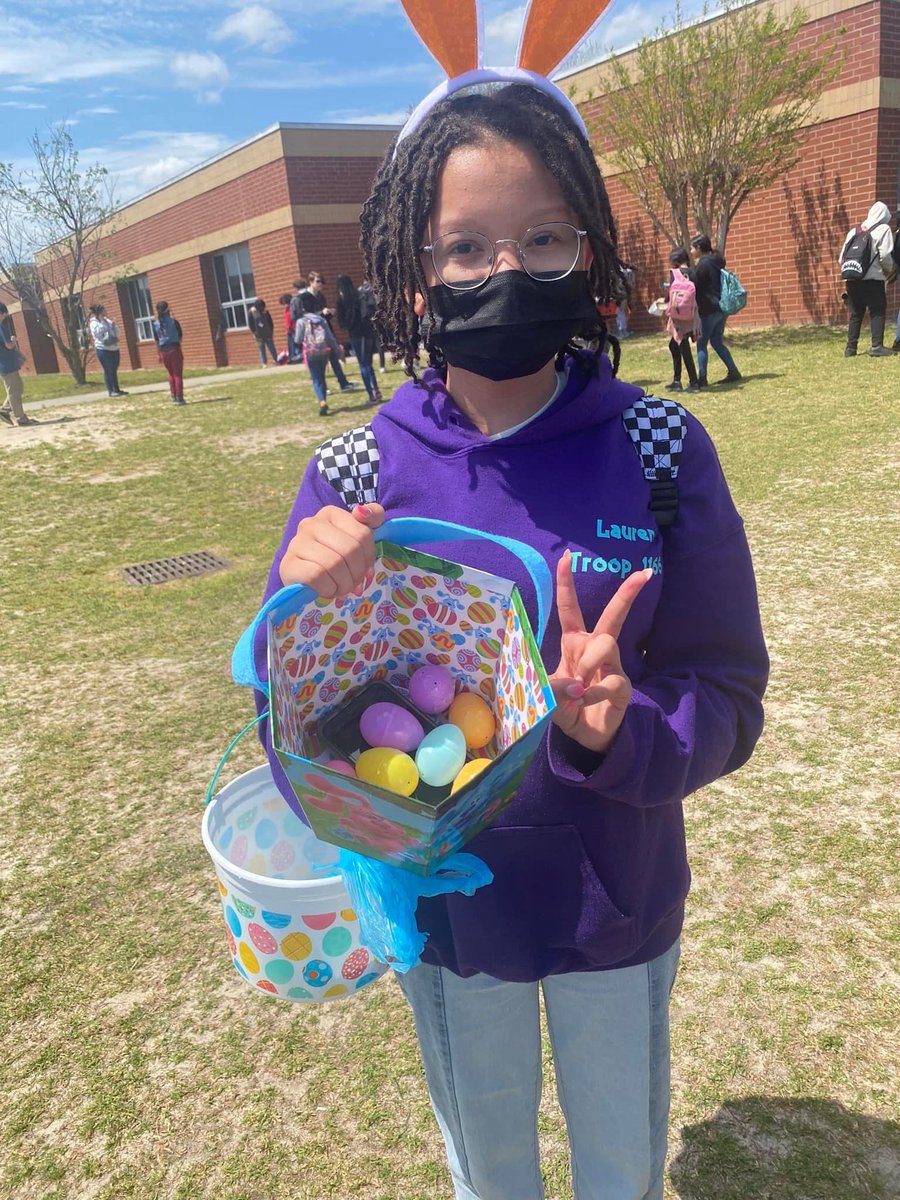 EHMSEagles's tweet photo. Students enjoyed the PBIS Easter Egg Hunt today, sponsored by SGA &amp; BETA Club! Tasty candy and a good time with friends to celebrate good behavior for the quarter! #PositiveBehavior #PBIS #Easter https://t.co/jXZoEaukuK