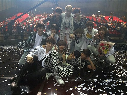 E5TWT's tweet photo. ┆✶ ⸻   ２２0413 evil5 #new : =͟͟͞͞☆  ❮ 𝖴𝗉𝖽𝖺𝗍𝖾 ❯ 

Hoy les traemos una foto inédita con EXO y acá entre nos, se realizó el sueño de Logan en conocer a sus favoritos, lo ven muy serio pero los persiguió por todo el backstage. https://t.co/N6eyYjaE0z