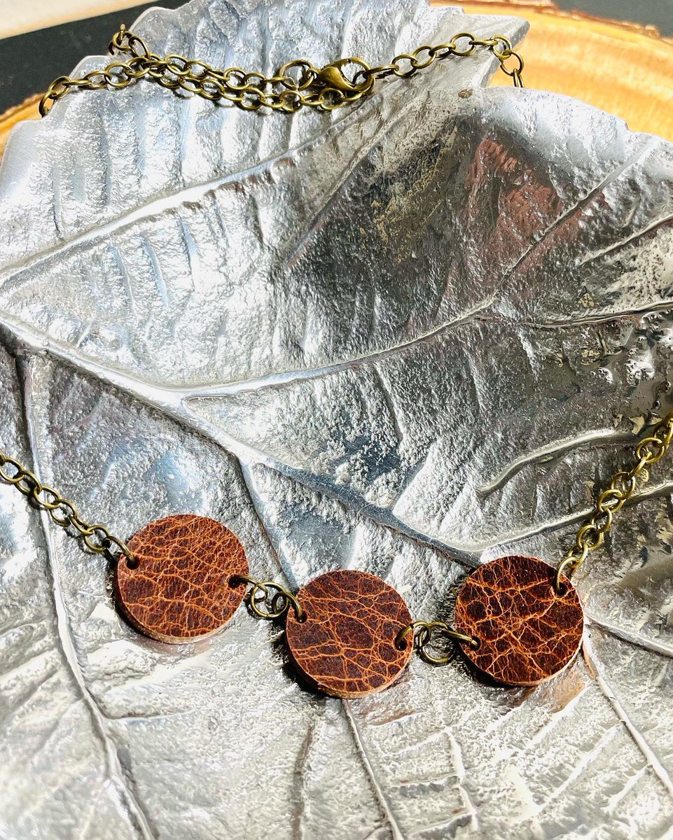 MerakiByKim's tweet photo. Check out this new minimalist choker necklace!

Find it here : https://t.co/93azomM0hd

#minimalist #choker #HandmadeHour https://t.co/s3SsoEeTje