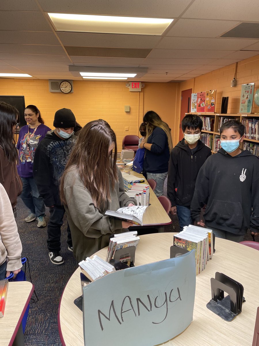 hayes_aps's tweet photo. Hayes students chose two books from our first ever free book fair. No strings attached. Just a love for reading and learning. For many, this was their first time choosing books they could call their very own. Inspired! Thanks family index grant!! ⁦@APSLZ1⁩ ⁦ https://t.co/pT1wyNiaiS