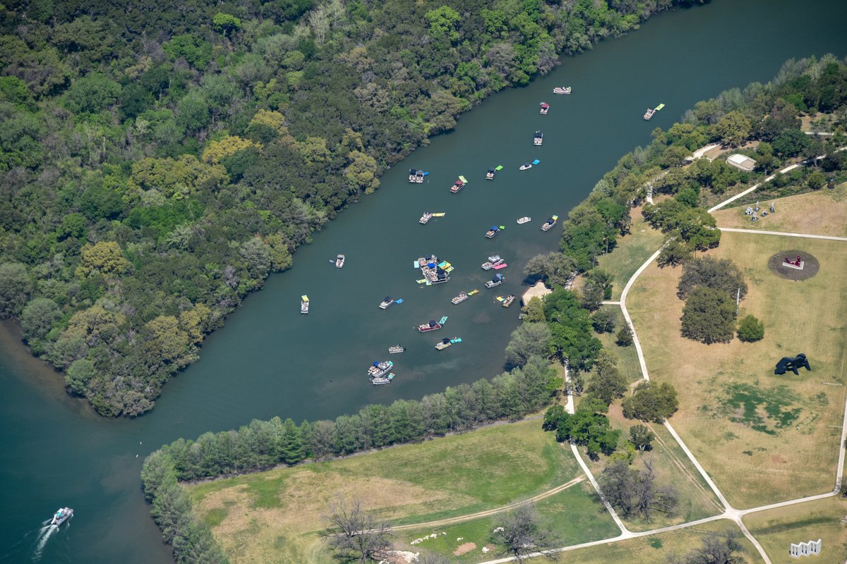 AerialsRed's tweet photo. Check out this Cove Lake Party at Lake Travis over the past weekend! Formed in 1942, this lake offers great views from all around West Austin. #laketravis #boatday #aerialphotography #lakehouse #redwingaerials https://t.co/XqtqtNnkqF