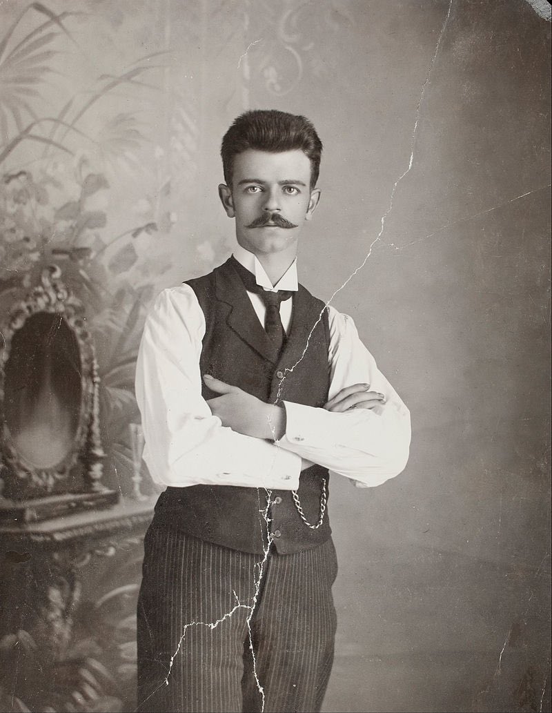 Gilbert_Gape's tweet photo. This is Frida Kahlo’s German dad, Guillermo, who was forced to emigrate to Mexico because his lush chinchilla-like mane was far too luxurious to be accepted by European society. https://t.co/qILMVBzQAO