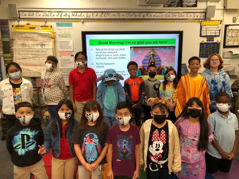 aloha_academy's tweet image. We LOVE Disney! 💙🐬#spiritday #disneytheme #schoolspirit