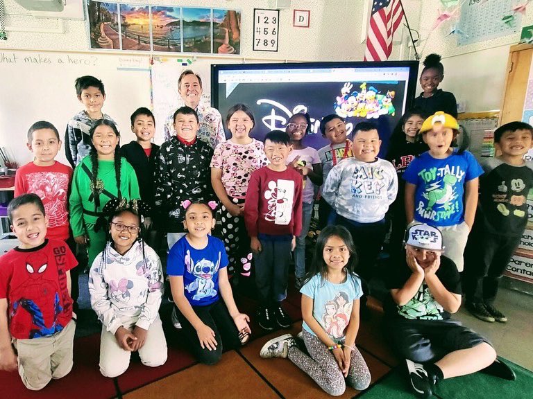 aloha_academy's tweet image. We LOVE Disney! 💙🐬#spiritday #disneytheme #schoolspirit