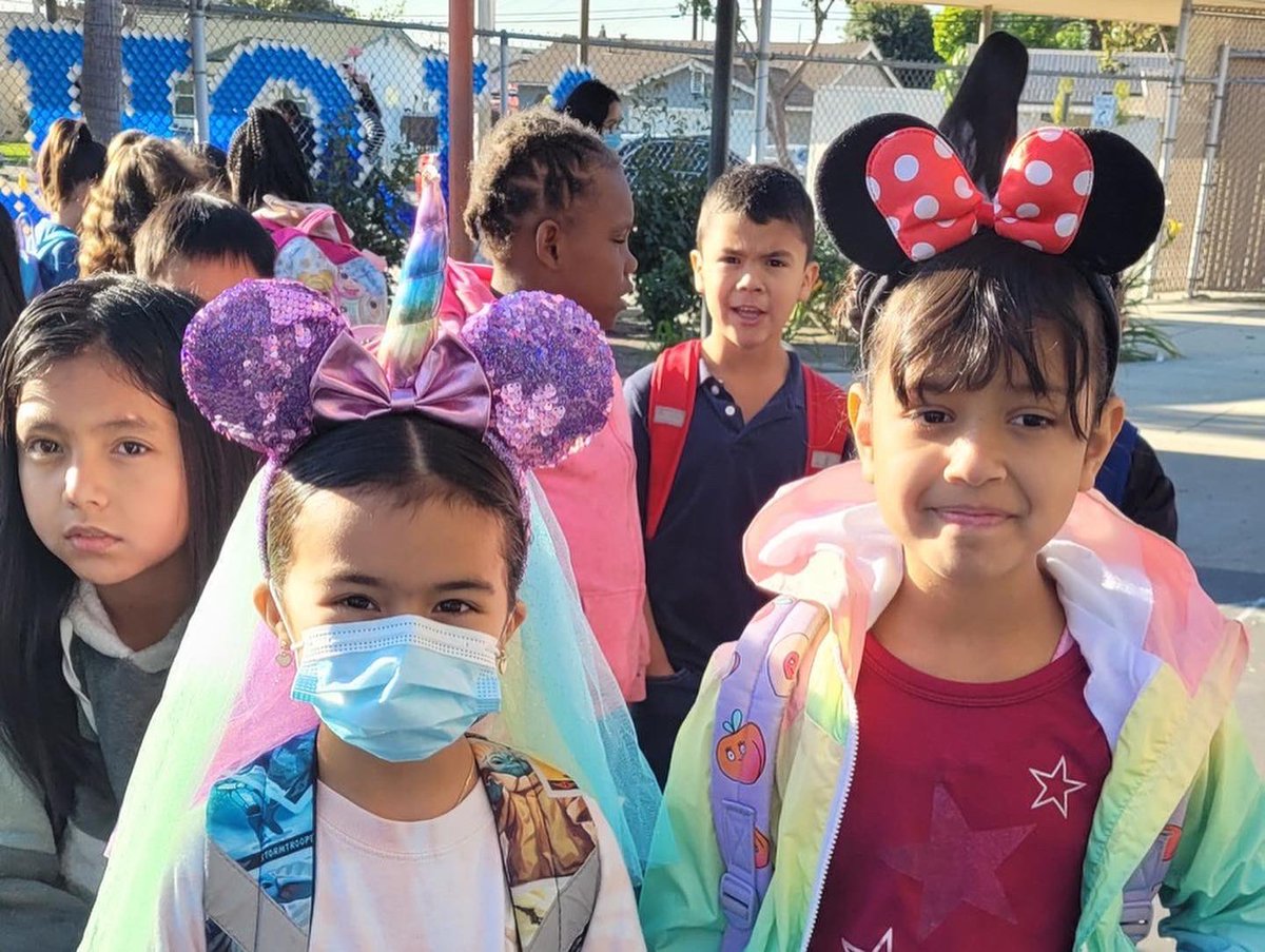 aloha_academy's tweet image. We LOVE Disney! 💙🐬#spiritday #disneytheme #schoolspirit