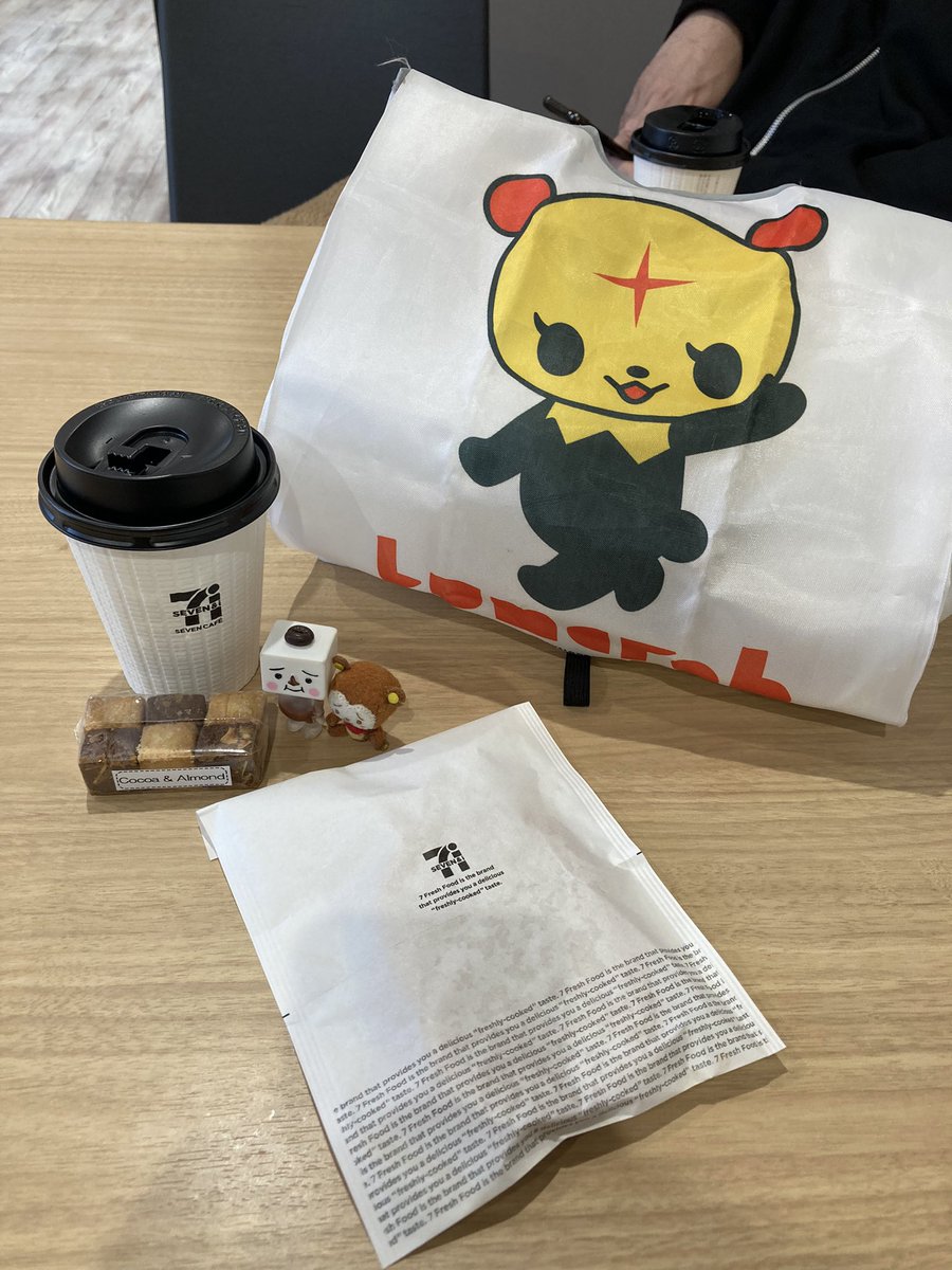 nachuchu_no_chu's tweet photo. 知らないおばあちゃんが
コーヒーマシーンの前でフリーズしてたから、説明したら
「あら、ありがとう❤」って笑顔めっちゃ可愛かった☺️元気もろた✨
カバンにずっと入ってた croscendoさんのクッキー✨サクサクでホロホロでうまうま。☕️🎶形もトーフみたいで好き( ˙༥˙ )
今日のバックは #Kumarob 🐻 https://t.co/COvdCJ4SP9