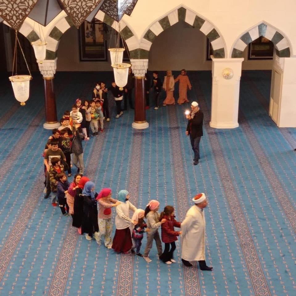 eseseda98's tweet photo. Di Turki setelah teraweh anak anak di ajak main sama Imam nya. Supaya mereka senang ke mesjid. Malahan beberapa masjid baru di Turki seperti masjid Hamdi Cami di Ankara disiapkan tempat bermain dalam masjid di sudut kanan di bawah tangga. https://t.co/ZCTE6OHLZs