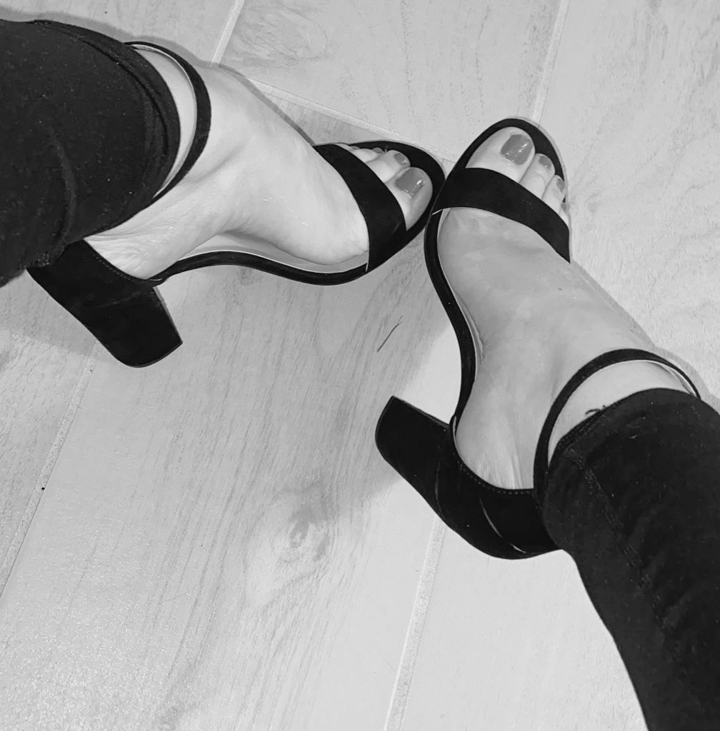 goddessdom4's tweet photo. where are my Florida subs at? 😎😈 #florida #findom #goddessworship https://t.co/sUVVODbYGc