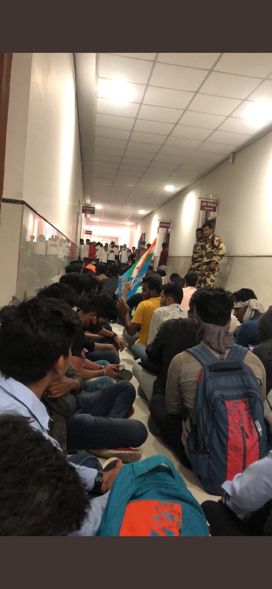 Shayan75861885's tweet photo. @samant_uday @AUThackeray @SardesaiVarun

Hello sir
 For us in offline mode exam then Why Mumbai university is taking online exam for traditional course.
Don't do this to us we want online exam for this semester only its a humble request.
#OnlineExamsForMumbaiUniversityStudents https://t.co/VQv8V3HBQD