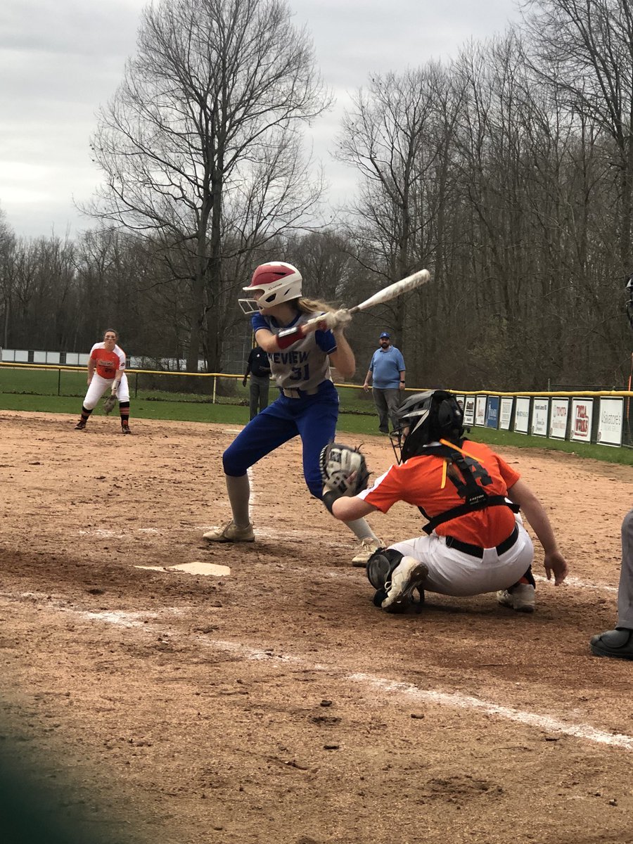 DaeSun35's tweet photo. Went to see one of my favorite people play tonight @maddogh14 and she hit her first HS HR!! After the game she gave me cards and gifts she collected from the team rooting me on for my surgery 🧡🖤🧡🖤 https://t.co/ZmmY33Sdzu
