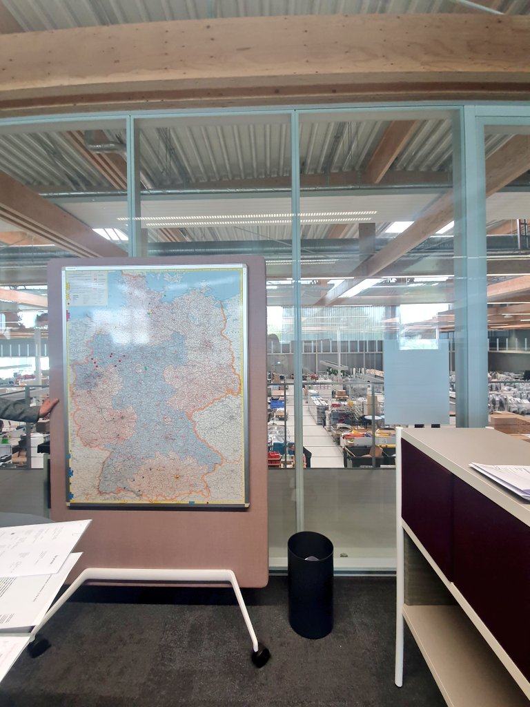 À la recherche de mobilier éco-responsable pr #KaleidosCOOP,ns avons découvert l'usine Brunner à Rheinau (30 km de Sxb) 400 salariés y fabriquent des chaises avec un savoir-faire artisanal, de la menuiserie à la couture des coussins. 75 % d'entre eux st des #frontaliers français.