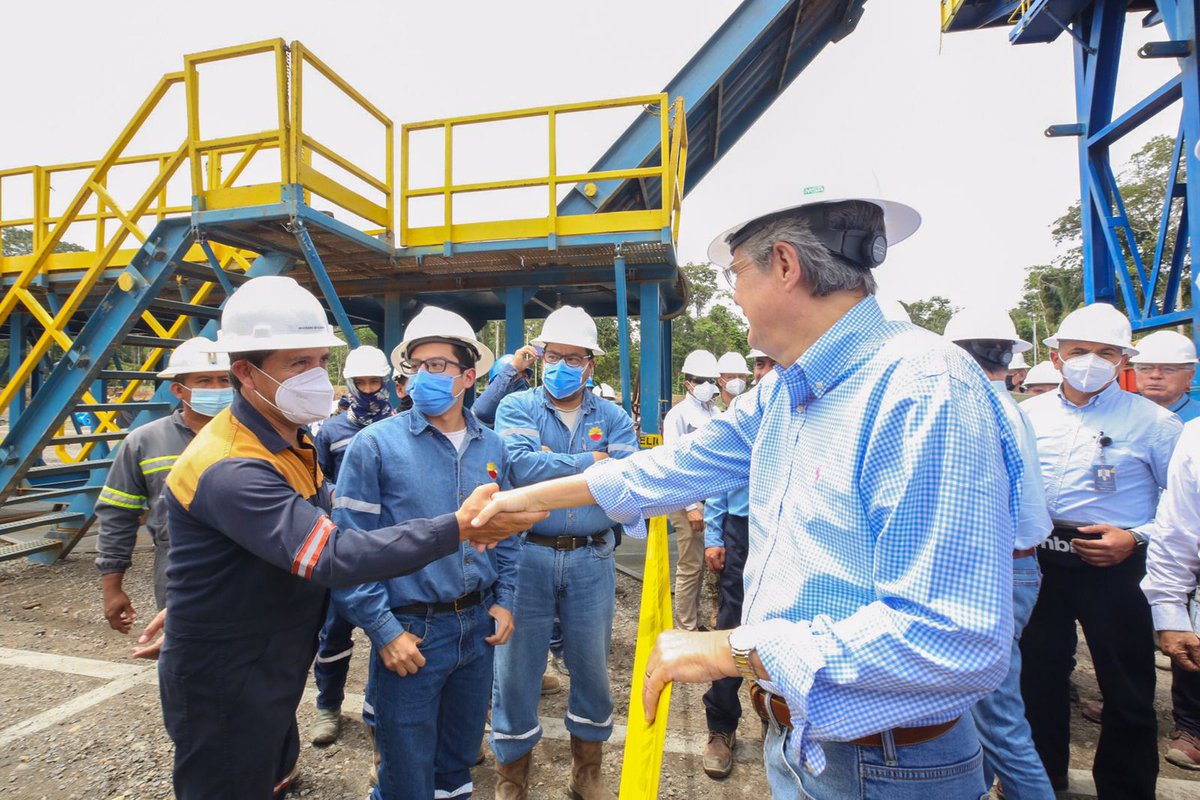 EPPetroecuador's tweet photo. El Presidente @LassoGuillermo recorrió la plataforma de Ishpingo, operada por técnicos ecuatorianos, donde abrió la válvula para dar inicio a la producción del primer pozo en el campo Ishpingo, que forma parte del Bloque 43-ITT.
#IncrementoProducciónAhora https://t.co/YmGW1oU7xS