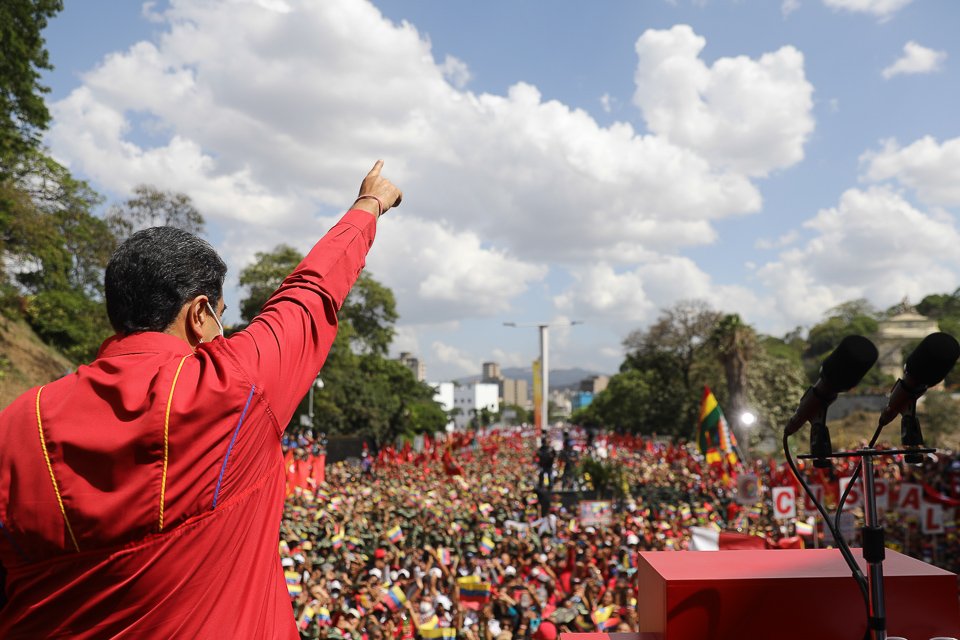 PartidoPSUV's tweet photo. "Hay que seguir construyendo y renaciendo. Tenemos muchas cosas por hacer, con la unión política, espiritual, tengan la seguridad que todo por hacer por la prosperidad y felicidad lo vamos a hacer, lo juro ante ustedes", @NicolasMaduro. 

#13ARevoluciona https://t.co/elXf4p7yJx