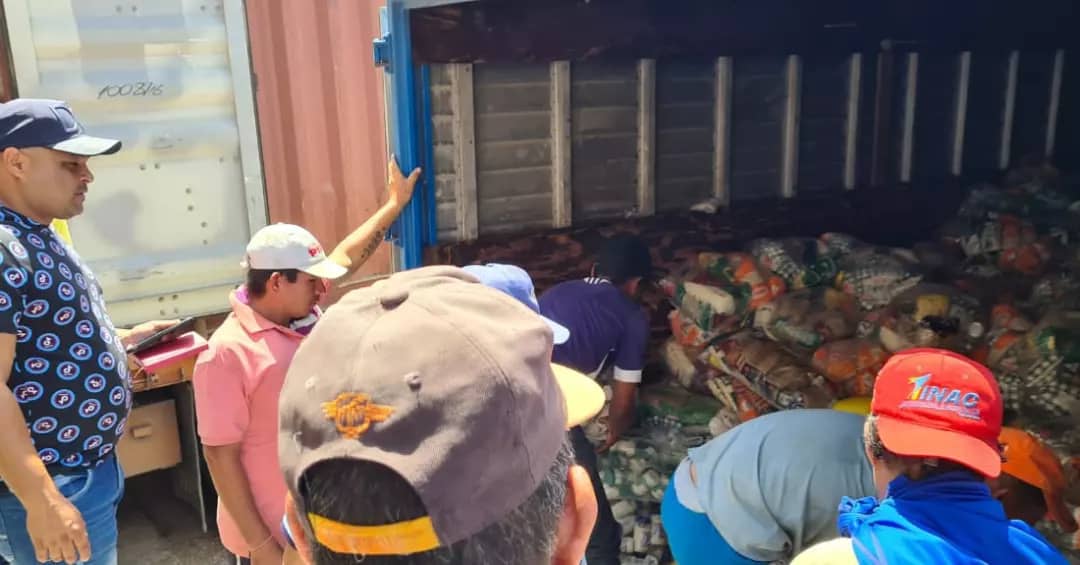 psuvislacoche's tweet photo. En la #IslaDeCoche se beneficiarán 1.292 familias de las comunidades con la entrega de alimentos CLAP: Urb. San Pedro, El Bichar y El Amparo.
Gracias al Pdte. @NicolasMaduro, Jefe Político @JoseGVielmaMora y nuestro líder @freddyjserrano
.
.
@dcabellor
@psuv_ne
@partidopsuv https://t.co/bqBnrdVqkG