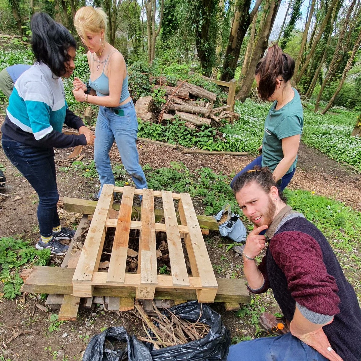 su_conservation's tweet photo. More pictures of the adventures of SUCES today with Swansea University's Tree Society and Gardening Society at Norton Reserve! 🌱🌳🌻 https://t.co/HOBEoR7FqV