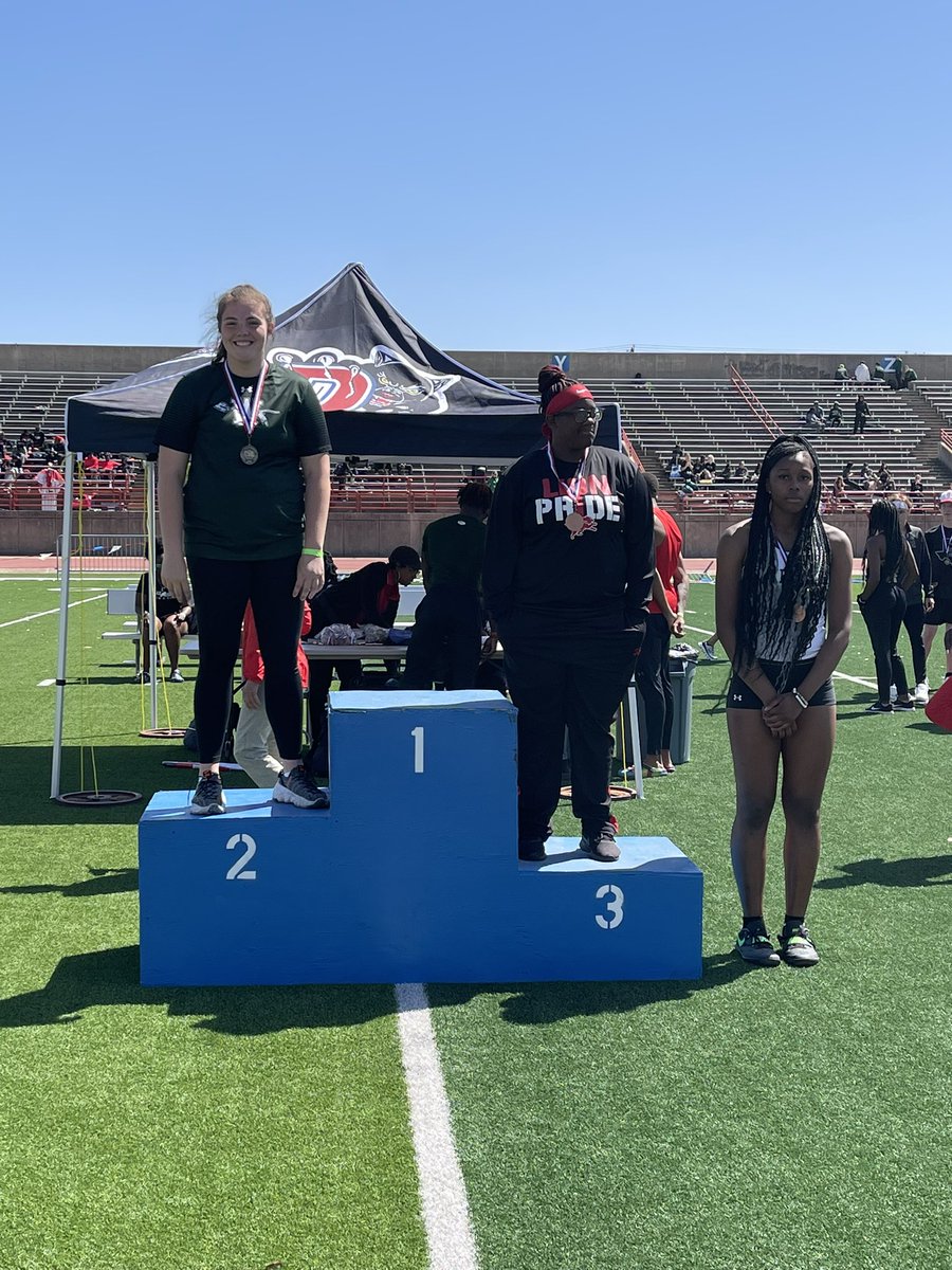 Waxgirlstrack's tweet image. Medal ceremony for 3200 and field events!