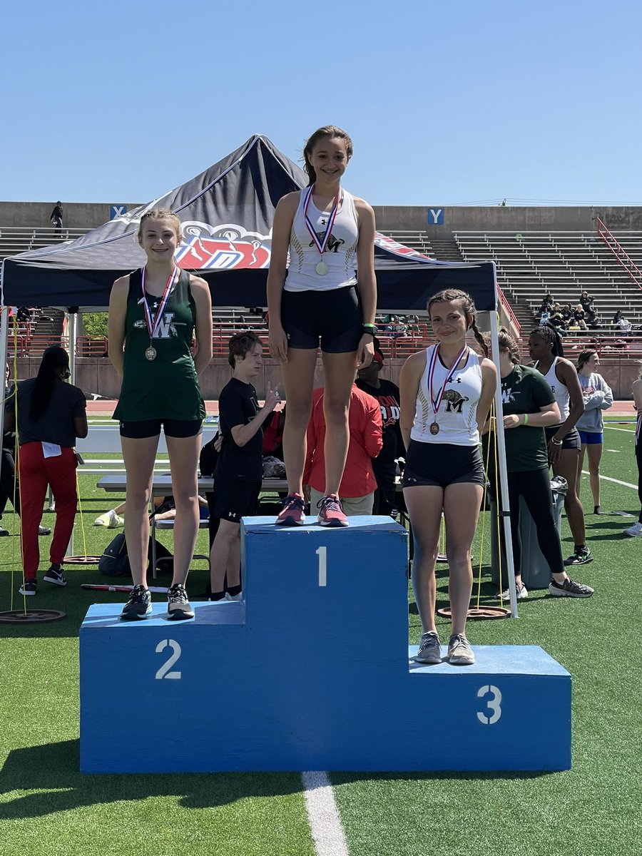 Waxgirlstrack's tweet image. Medal ceremony for 3200 and field events!