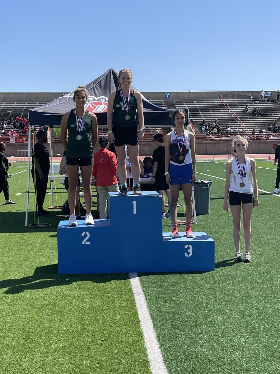 Waxgirlstrack's tweet image. Medal ceremony for 3200 and field events!